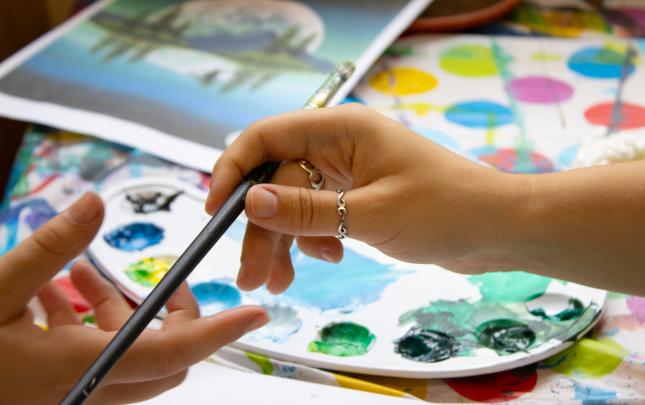 Arta și ajutorul se reunesc în cadrul proiectului "Aripi Colorate"